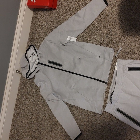 Gray Hooded Tracksuit with Black Accents - Picture 3 of 8
